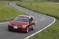 「ゴルフ」の足まわりはフロントが全車マクファーソンストラット式で、リアは1リッターモデルがトーションビーム式、1.5リッターモデル（や「GTI」）がマルチリンク式と使い分けている。