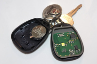 「ダッジ・バイパー」のリモコンキーの内部。電池の交換なんて数年に一度のことだけど、次からは常に予備を備えておこうと思う。