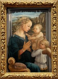 フィリッポ・リッピ《聖母子と二人の天使》1460-1465年頃。フィレンツェ・ウフィッツィ美術館蔵。後年の聖母子像に影響を及ぼした作品である。筆者撮影。