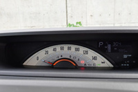 「ムーヴ キャンバス」のメーター。平常時白い数字を、ライト点灯時には黒く表示し、視認性を高めている。