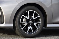 新型「ヤリス」には、写真の16インチホイールのほか、14インチと15インチを合わせた計3サイズのホイールが用意される。