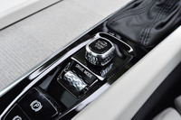 ノブをひねって操作する、「XC60」のエンジンスタートスイッチ（写真中央）。下方に見えるローラー状のものは走行モードのセレクターで、ロール＆プッシュして使う。