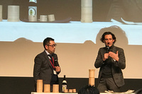 サポートメンバーのグエナエル・二コラさん（右）は大館曲げわっぱ伝統工芸士・柴田昌正さん（左）の「酒セット」に注目。「『これは何？』という好奇心をきっかけに日本の文化を説明しやすい」と評価した。