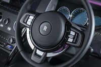 ステアリングホイールのスポーク部分にもカーボンパーツがレイアウトされる。パッドまわりのメタルパーツにはADAS系装備のスイッチが割り当てられている。