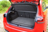 荷室容量は、5人乗車の通常使用時で455リッター。荷室床面の高さは2段階に調整できる。