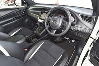 こちらは「ハリアー エレガンス“GRスポーツ”」のインテリア。ほかのGRスポーツモデルと同様に、「86」ゆずりの小径ステアリングホイールが装着される。