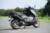 高い動力性能と堂々としたスタイリングが特徴の「ヤマハTMAX」シリーズ。2020年春の改良で排気量が拡大したことから、車名が「TMAX530」から「TMAX560」に改められた。