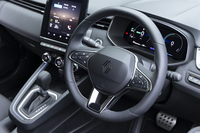 ステアリングホイールにはバイオ由来のポリエステル繊維を原料としたテップレザーが巻かれる。素材面からの環境へのアプローチも忘れないルノーだ。