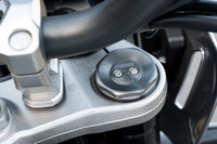 サスペンションは、前が倒立のショーワの「SFF-BP（セパレート・ファンクション・フロントフォーク・ビッグピストン）」で、伸び側、圧縮側の減衰力とプリロードの調整が可能。後ろはリンク式モノショックで、新設計の分離加圧式シングルチューブタイプのクッションユニットを備えている。