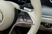 今どきの高級車らしくADASは充実。アダプティブクルーズコントロールに操舵アシスト付きの車線維持支援機能、レーンチェンジアシスト、パーキングアシストなどが標準装備される。