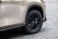 ダンロップのオールテレインタイヤ「グラントレックAT5」を標準装備。サイズは235/60R18で、豊かなエアボリュームもまた優しい乗り味に寄与している。