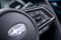 ステアリングに設けられた「アイサイト」の操作スイッチ。「ツーリングアシスト」が装備されたマイナーチェンジ後のモデルでは、右下に配置されたレーンキープスイッチのマークが変更されている（写真）。