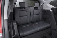 3列目シートははっきりと狭い。座面の高さは25cmほど。