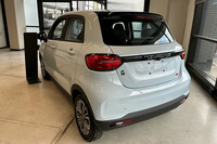 「T03」のリアビュー。チャージに要する時間は、家庭用電源で3.5時間、直流急速充電で36分とのこと（30％から80％）。