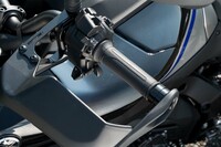 「Y-AMT」ではクラッチ操作は完全に自動化されており、左ハンドルにもクラッチレバーはない。手動変速時のシフト操作は、左スイッチボックスに備わるシーソー式のスイッチで行う。