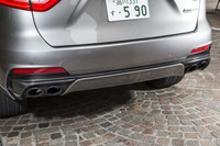 リアエンドは、ボディー同色のロワエクストラクターでドレスアップされる。エキゾーストパイプは左右振り分け式の4本出し。