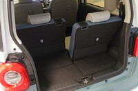 荷室の積載容量は、後席を前後にスライドすることで調節できる。