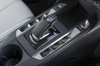 ガングリップタイプのシフトレバーは、バイワイヤ式。レバーの先端にパーキングポジションのセレクターが備わる。