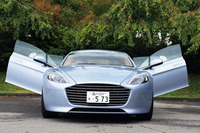 軽く上方に跳ね上がる“スワンウイング”ドアは、モダンアストンマーティンのトレードマークのひとつ。