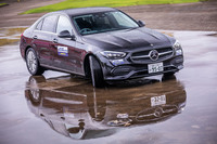 後輪駆動の「メルセデス・ベンツC200」に装着された「ベクター4シーズンズGEN-3」のサイズは225/50R17。従来品の「ベクター4シーズンズ ハイブリッド」と比べ、パターンノイズを36％、ロードノイズを31％低減させたという。