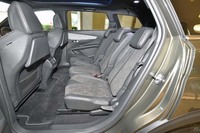 2列目シートは3座独立式で、それぞれ15cmの前後スライドと、5段階のリクライニングが可能。