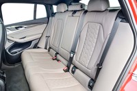 「BMW X4 Mコンペティション」の後席。「X3 Mコンペティション」と同様、40：20：40の分割可倒式となっている。
