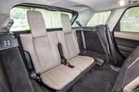 3列目シートは、27万4000円のオプションアイテム。2列目シートの左右または荷室内にあるスイッチの操作により、電動で収納／展開が行える。居住スペースはミニマムで、あくまで非常用という印象だ。