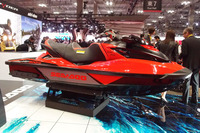 
	こちらは、BRPジャパンが扱う水上バイク「Sea-Doo RXT-X300」。3人まで乗ることができる。
	