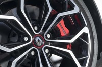 ローターには鋳鉄を、ハブにはアルミニウムを採用したバイマテリアルブレーキを採用。カタログモデルではシルバーとなるブレンボキャリパーは、赤に変更される。