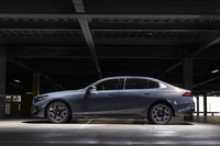 ボディーの全長は標準の「5シリーズ セダン」よりも115mm長く、「7シリーズ」よりも215mm短い5175mm。専用装備のサテンアルミのウィンドウモールが長さを際立たせている。