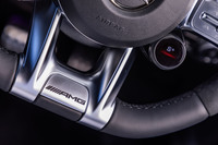 フラットボトムデザインの「AMGドライブコントロールスイッチ付きAMGパフォーマンスステアリング」は、「AMGアドバンスドパッケージ」に含まれるオプションアイテム。