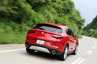 ボディーカラーにはテスト車に採用されていた「アルファレッド」に加え、「アルファホワイト」「ストロンボリグレー」「ブルカノブラック」の全4色が用意されている。