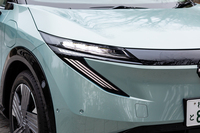 フロントマスクは新型「リーフ」に寄せた新デザインに。グリルのようなパネルがあったところをボディー同色に変更している。