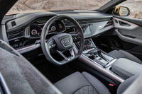 イグニッションをオフにすると、ブラックのディスプレイが同色のトリムと一体になり、黒一色の空間が生まれる。一方、オプションとしてアンビエントライティングも用意される。