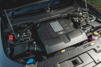 排気量4999ccのV型8気筒エンジン。長らくジャガー・ランドローバーの上級モデルやハイパフォーマンスモデルに使われてきたユニットで、過給にはエンジンの回転で空気を圧縮するスーパーチャージャーを使っている。