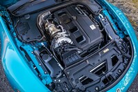 電気モーターが直接ターボの軸を駆動する「電動ターボチャージャー」で過給される2リッター直4エンジン。最高出力381PS、最大トルク480N・mを発生する。