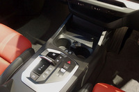 シフトレバーを廃止し、センターアームレスト前方のパネルに操作系を集中させている。