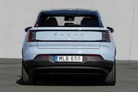 ほった「リアはフロントと比べてシンプル……というか、あえて目につくような特徴を控えめにした、という感じがありますね」