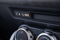 「ホワイトコンフォート」には前席左右に加え、ステアリングホイールにもヒーター機能が標準装備されている。