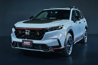 HRCが参戦しているオフロードレースで得られた知見と、力強さや冒険心が感じられるデザインを取り入れたと紹介される「CR-VトレイルスポーツHRCコンセプト」。