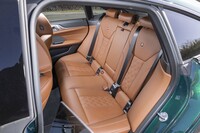 地域によっては「4シリーズ グランクーペ」が「3シリーズ」として販売されるため後席の空間はしっかりと確保されている。