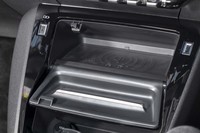 センターコンソールにはスマートフォンの非接触充電トレーが備わる。リッド部（写真手前）はスマートフォンスタンドとして活用できる。