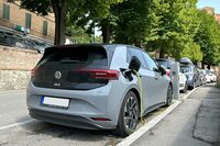 同じ「フォルクスワーゲンID.3」の後ろ姿。