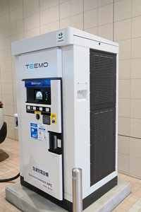 都内のトヨタディーラーに設置されたTEEMO充電器。これは出力150kW器。