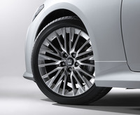 “エレガンススタイルIII”のハイパークロームメタリック塗装の18インチ専用アルミホイール。