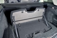 荷室のフロアに備わる折りたたみ式ボード。積載する荷物が少ないときは、これを立ち上げて荷物を安定させる。