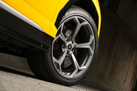 テスト車にはフロント285/40ZR22、リア325/35ZR22サイズの「ピレリPゼロ」が装着されていた。22インチもオプションだが、最大で23インチ（！）まで用意されている。