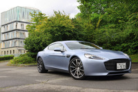 「ラピードS」の特別仕様車「シャドーエディション」は、よりパワフルかつクールな装いが特徴。車両価格は2553万4983円。