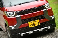 上目遣いのヘッドランプがワイルドさとかわいらしさをアピール。バンパーの下部にはアンダーガード風の凹凸が付いている。