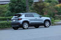 一充電走行距離は486km（WLTCモード）。車両下部に設置されるバッテリーは、200万km以上にわたってテストが行われたという。アンダーボディーにバッテリーを保護するスキッドプレートが備わるのも、ジープ流のこだわりである。